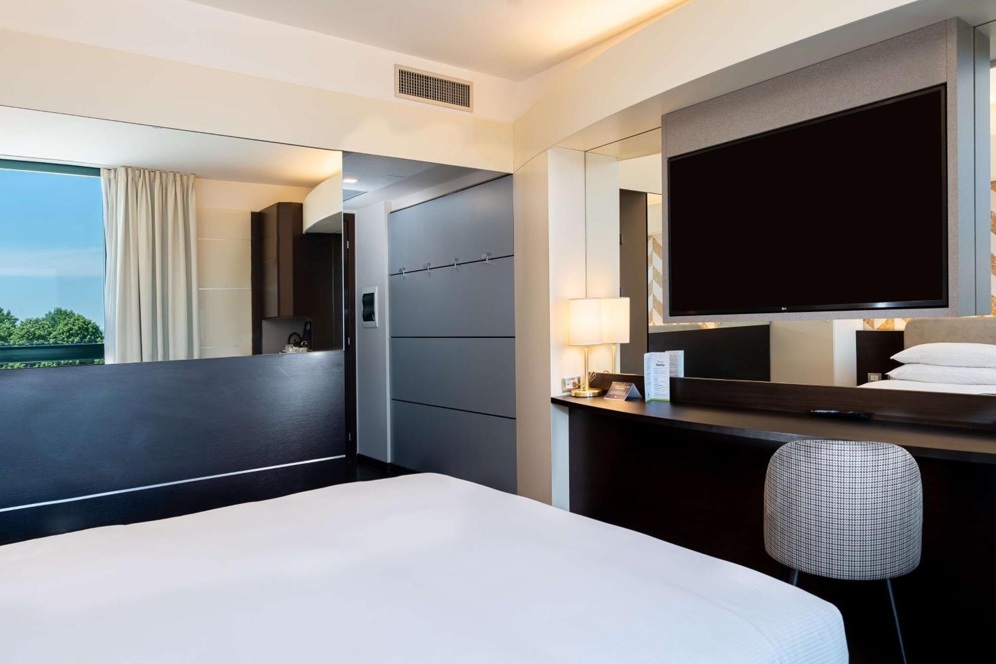 فندق Doubletree By Hilton Milan Malpensa سولْبياتي أولونا المظهر الخارجي الصورة