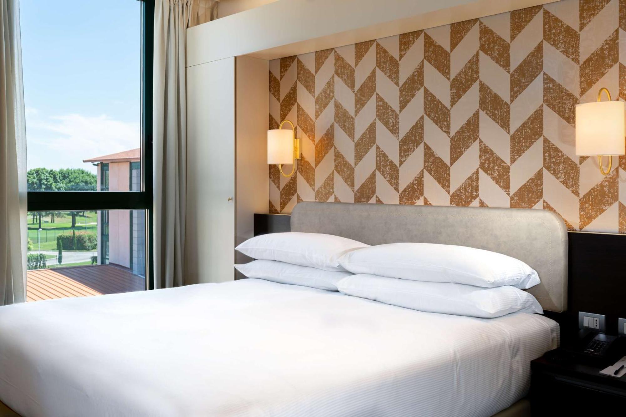فندق Doubletree By Hilton Milan Malpensa سولْبياتي أولونا المظهر الخارجي الصورة