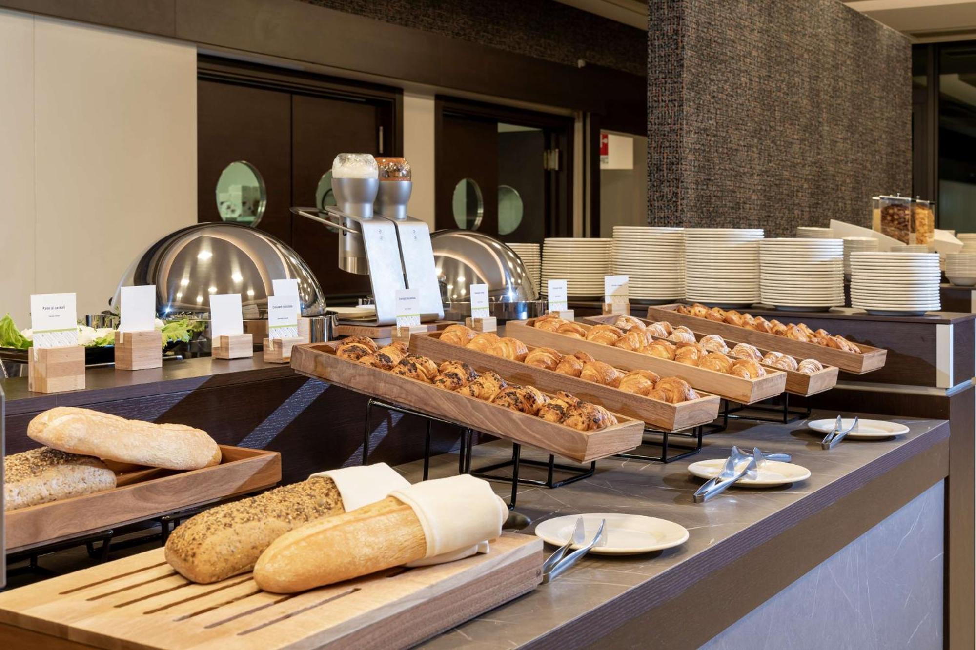 فندق Doubletree By Hilton Milan Malpensa سولْبياتي أولونا المظهر الخارجي الصورة