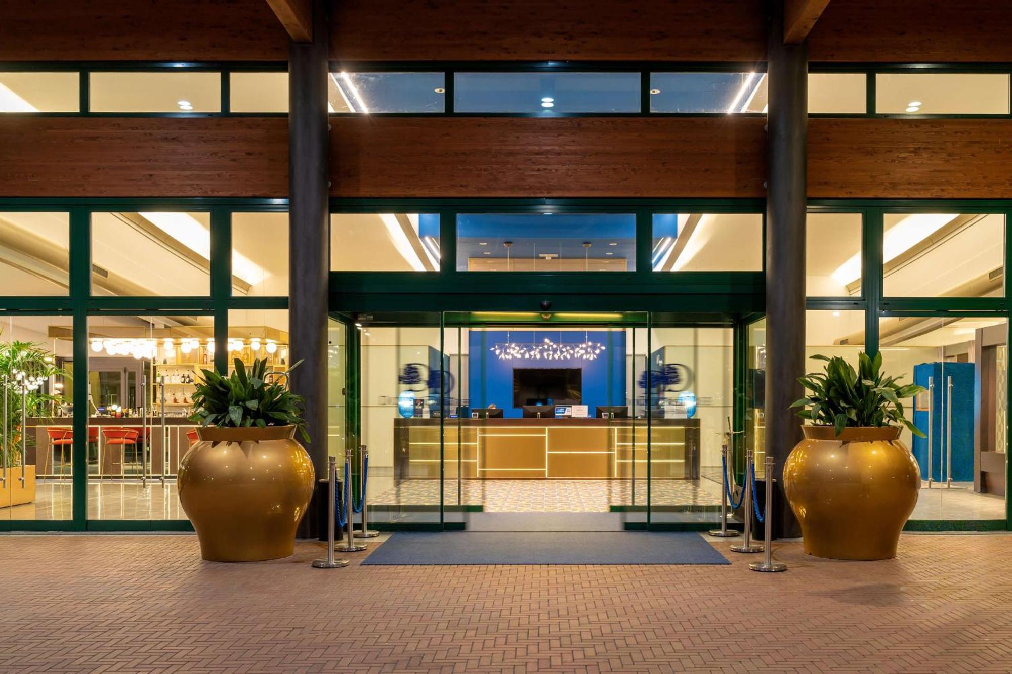 فندق Doubletree By Hilton Milan Malpensa سولْبياتي أولونا المظهر الخارجي الصورة